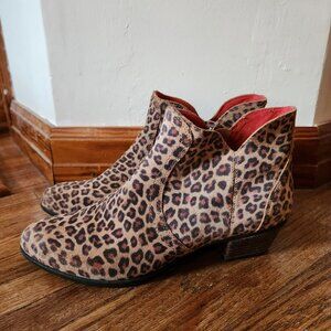 Ariat Astor Cheetah Print suede leather boots with red interior size 8.5